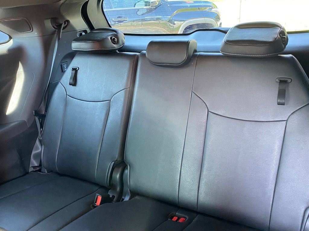 Used 2023 Toyota Sienna XSE FWD image 7