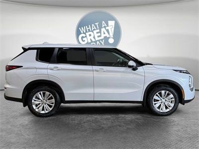 New 2026 Mitsubishi Outlander ES image 2