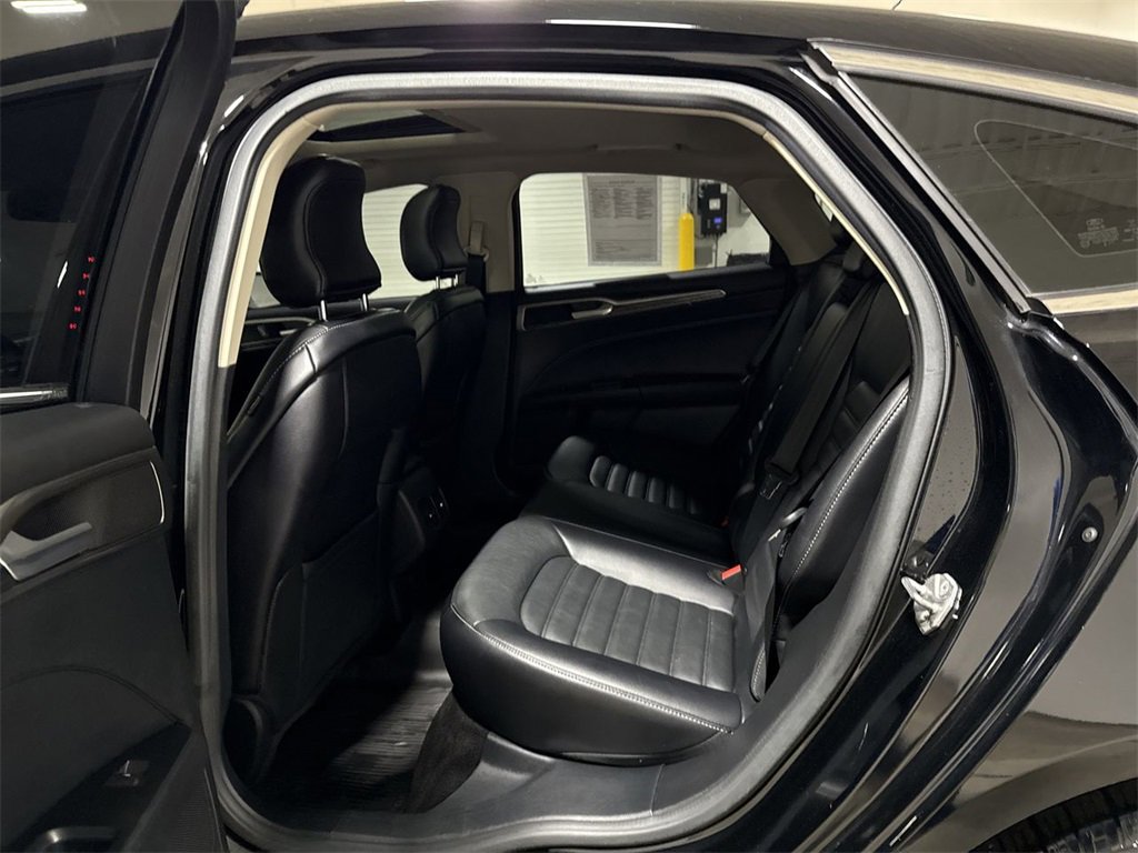 Used 2017 Ford Fusion SE w/ Fusion SE Technology Package image 23