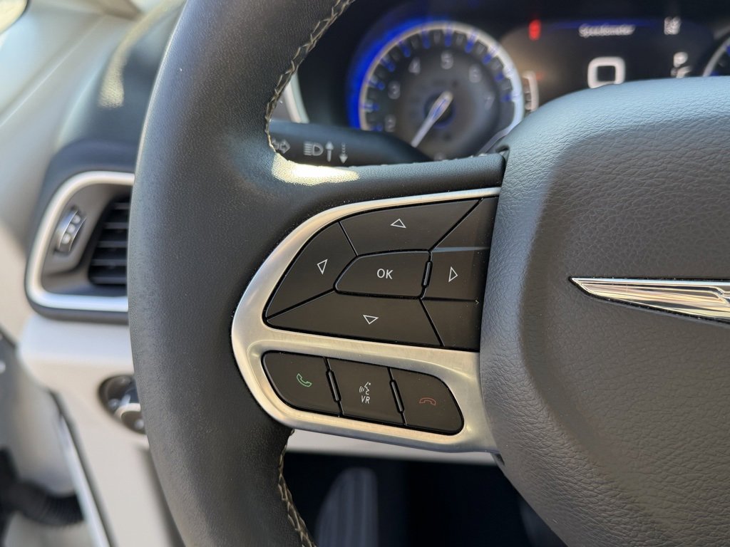 Used 2022 Chrysler Pacifica Touring-L image 19