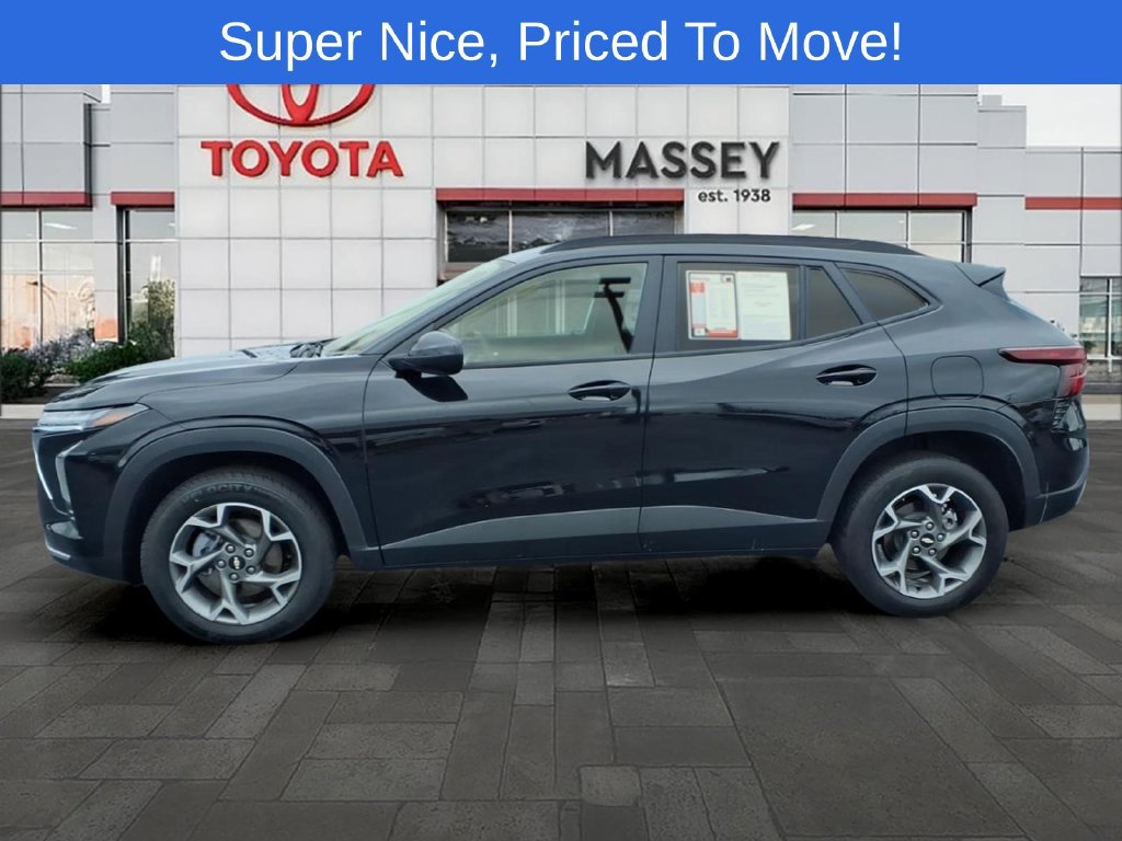 Used 2025 Chevrolet Trax LT FWD image 7