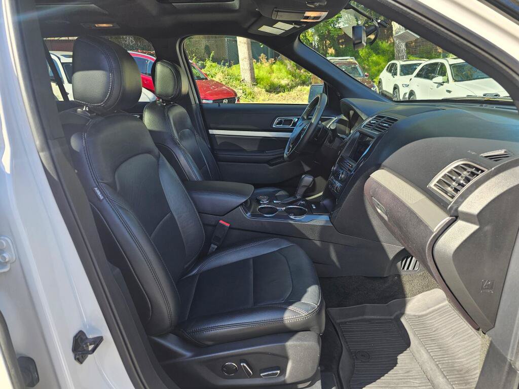 Used 2017 Ford Explorer XLT w/ Equipment Group 202A AWD/4WD image 11