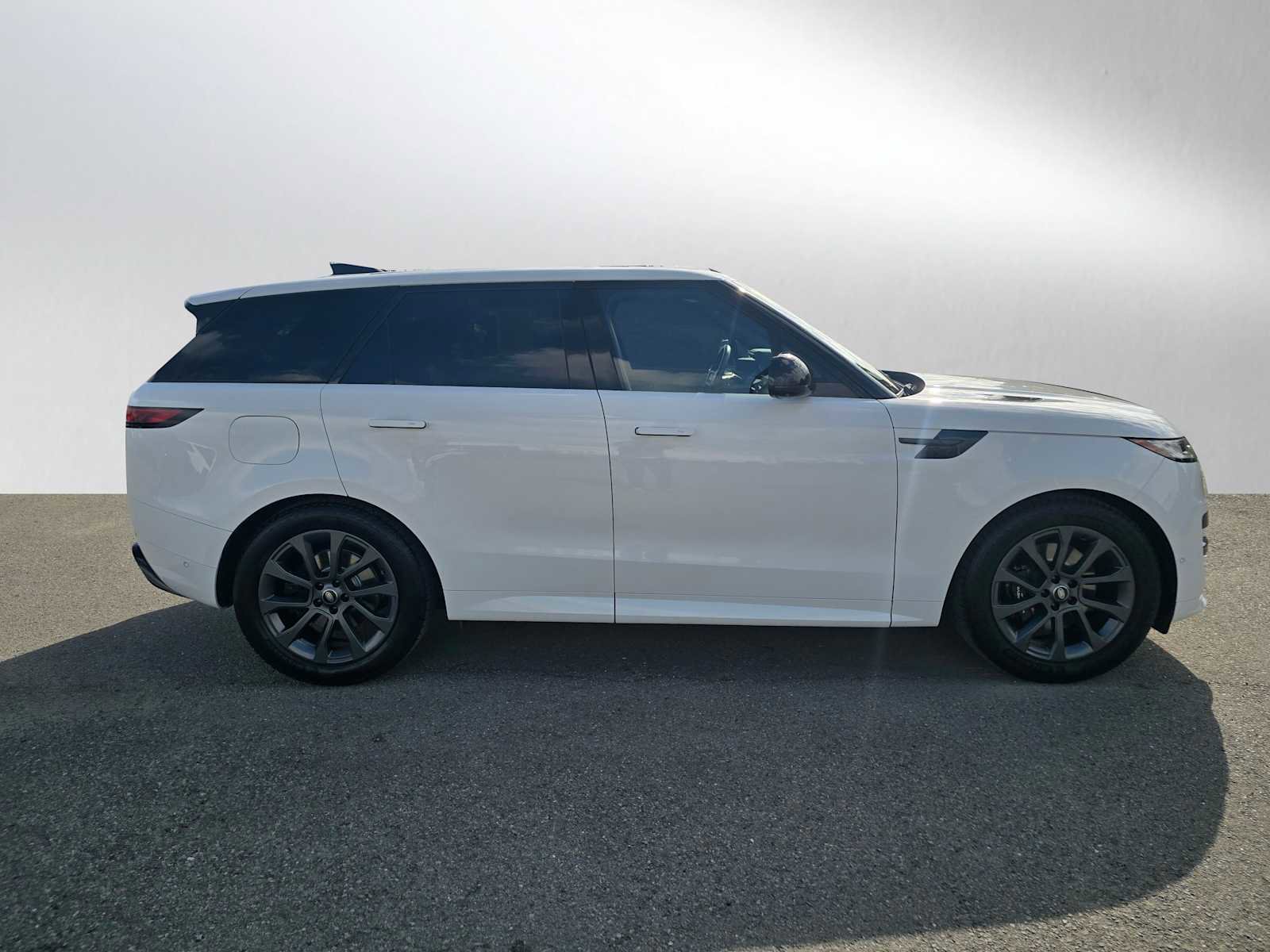 Used 2024 Land Rover Range Rover Sport Dynamic SE image 2
