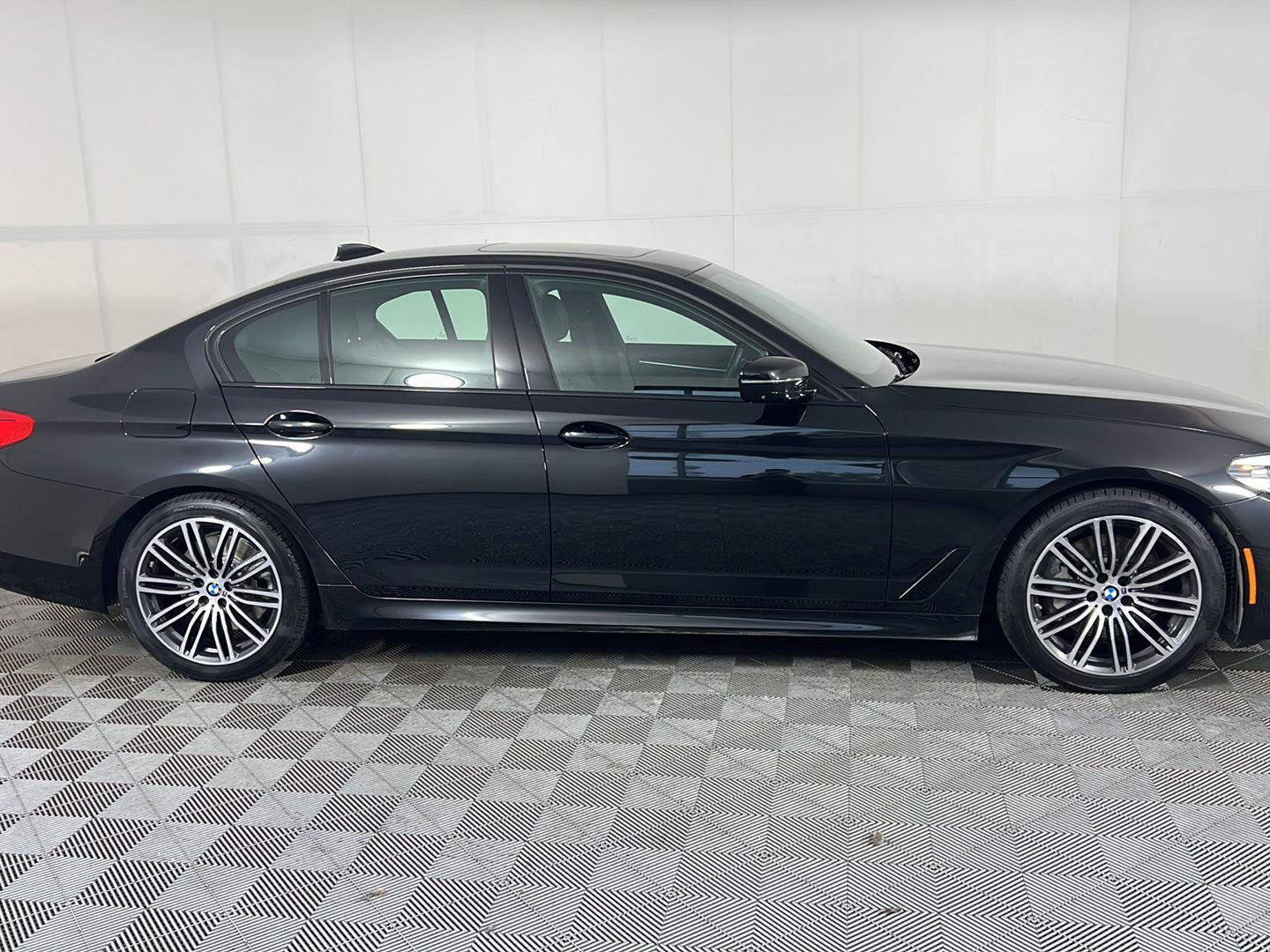 Used 2019 BMW 540i xDrive w/ M Sport Package AWD/4WD image 3