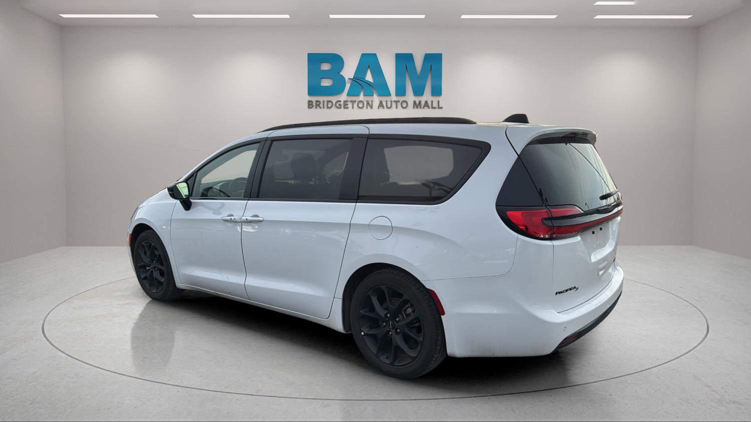 Used 2025 Chrysler Pacifica Limited image 5