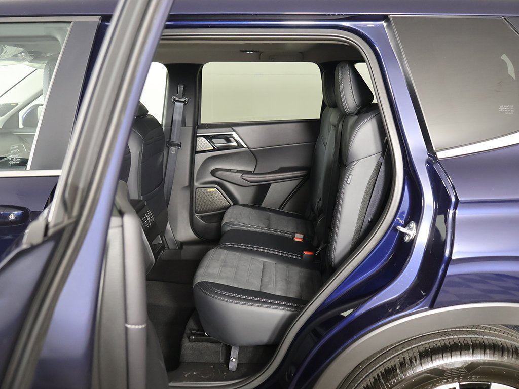 New 2025 Mitsubishi Outlander SE image 34