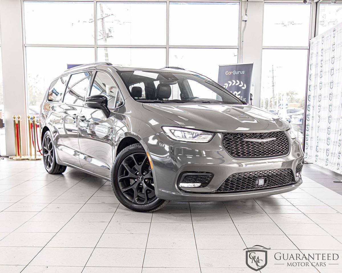Used 2025 Chrysler Pacifica Limited FWD image 3