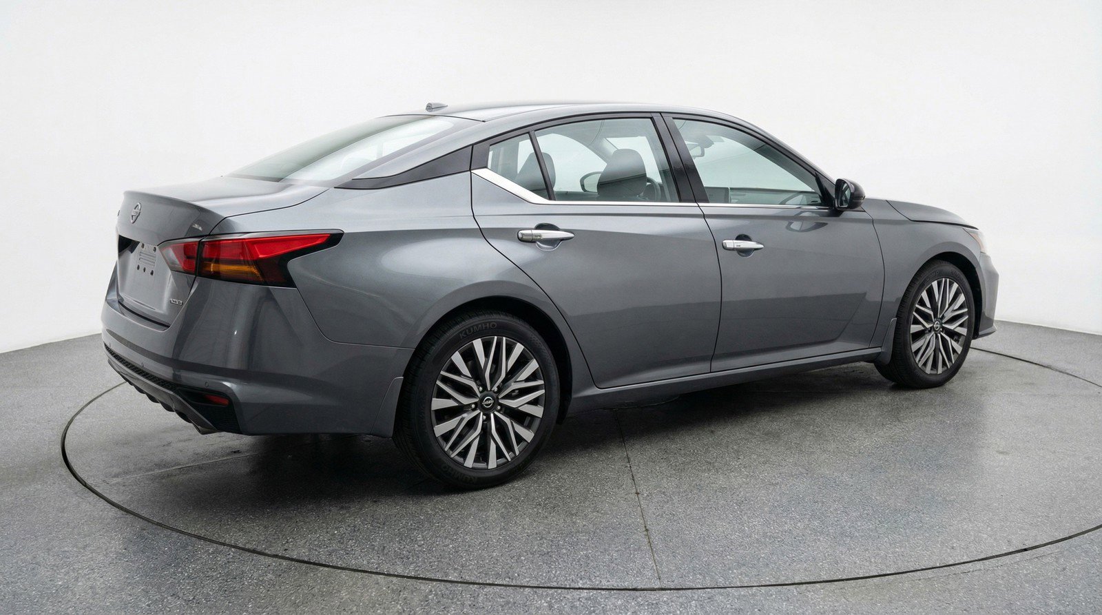 Used 2025 Nissan Altima 2.5 SV image 9