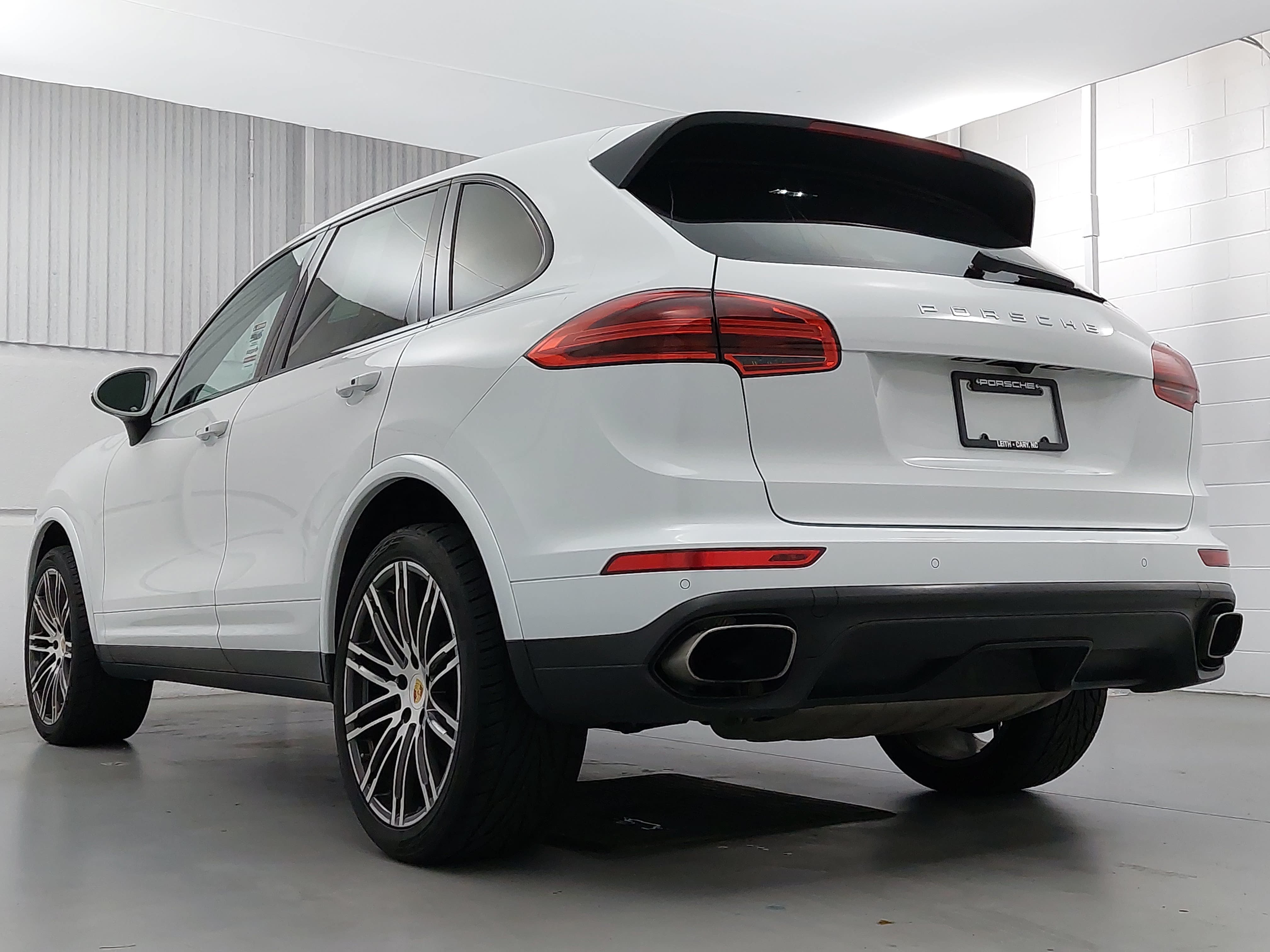 Used 2018 Porsche Cayenne Platinum Edition AWD/4WD image 3