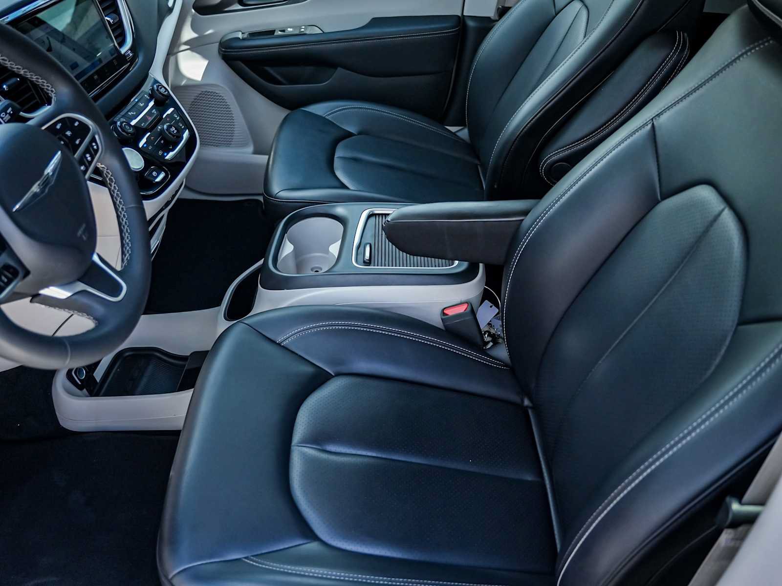 Used 2023 Chrysler Pacifica Touring-L FWD image 10