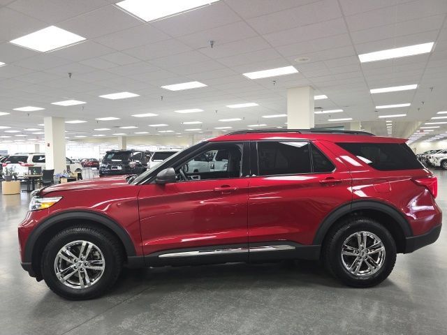 Used 2024 Ford Explorer XLT AWD/4WD image 3