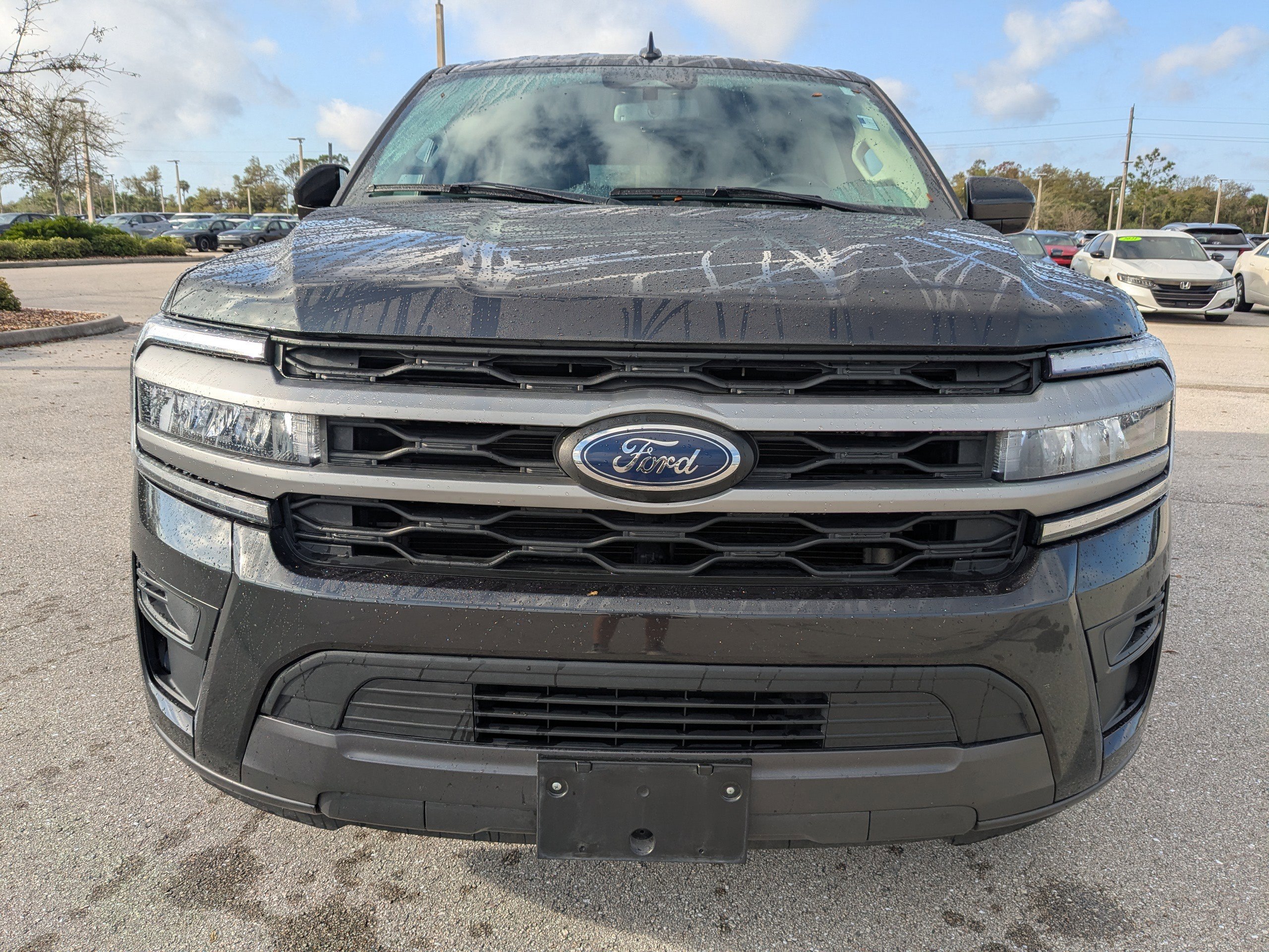 Used 2024 Ford Expedition Max XLT image 3