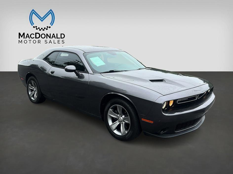 Used 2015 Dodge Challenger SXT RWD image 1