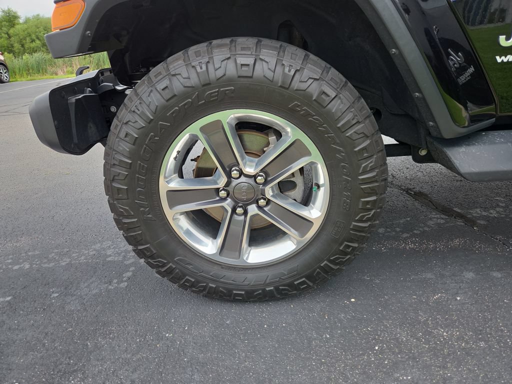 Used 2018 Jeep Wrangler Unlimited Sahara w/ Cold Weather Group AWD/4WD image 32