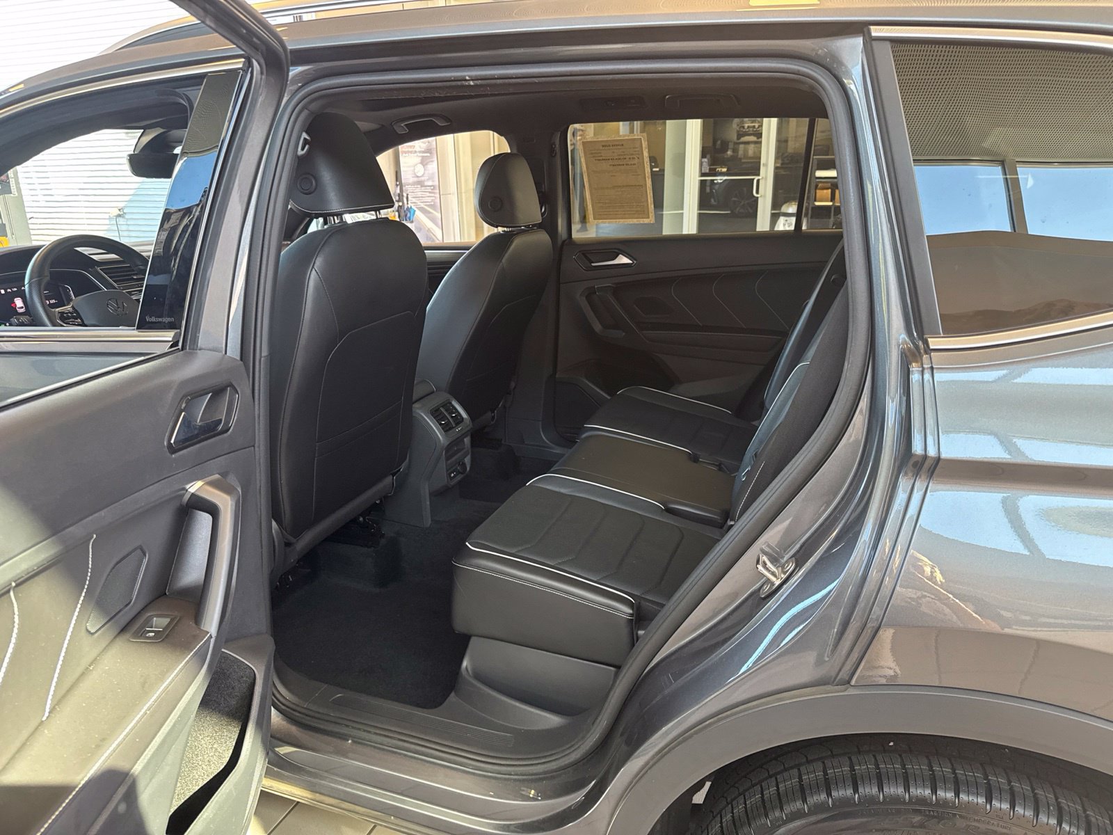 Certified 2024 Volkswagen Tiguan SEL R-Line AWD/4WD image 31