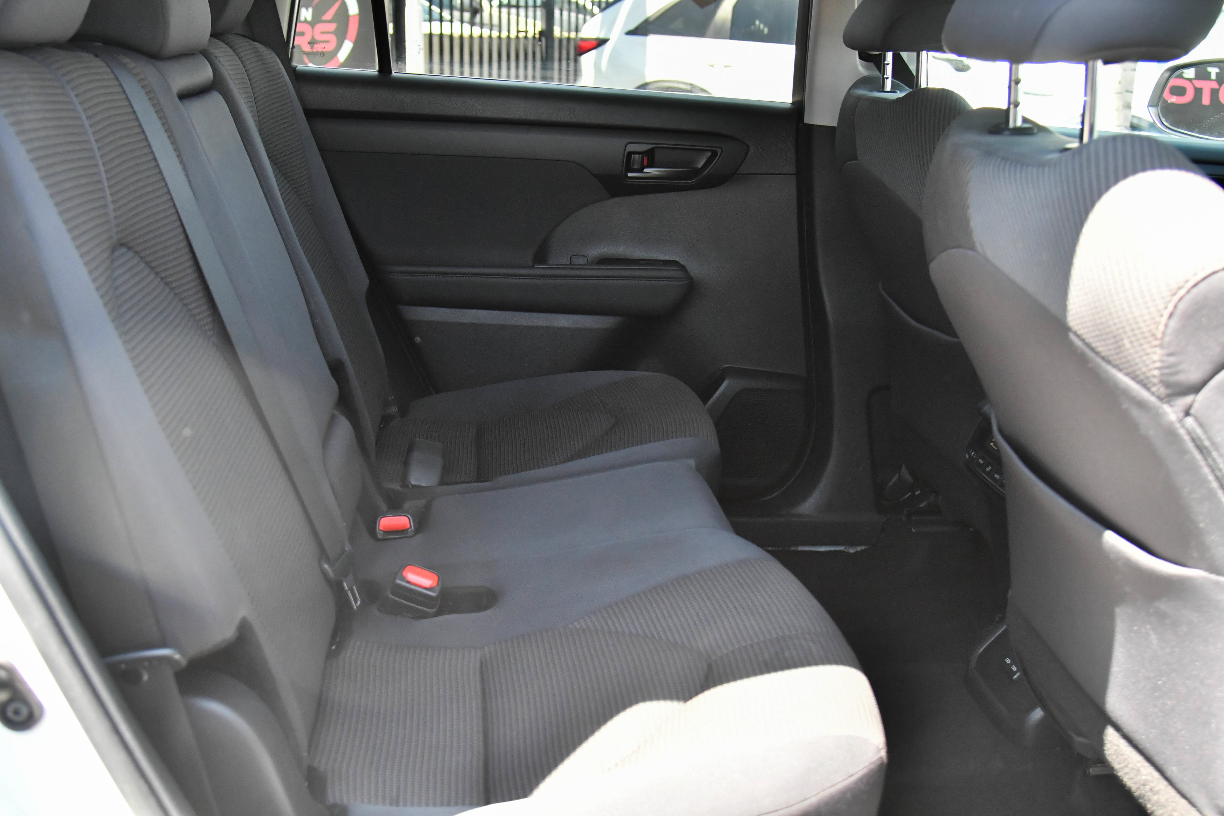 Used 2024 Toyota Highlander LE AWD/4WD image 45