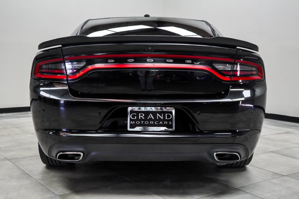 Used 2018 Dodge Charger SXT w/ Blacktop Package RWD image 10