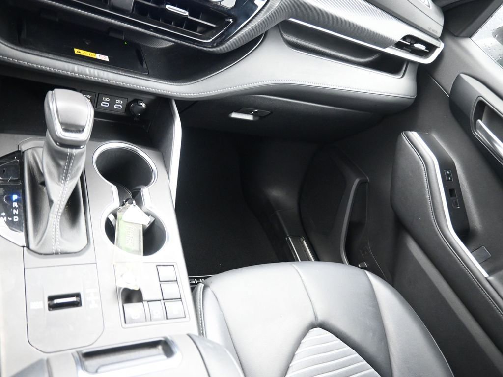 Used 2023 Toyota Highlander XSE FWD image 9
