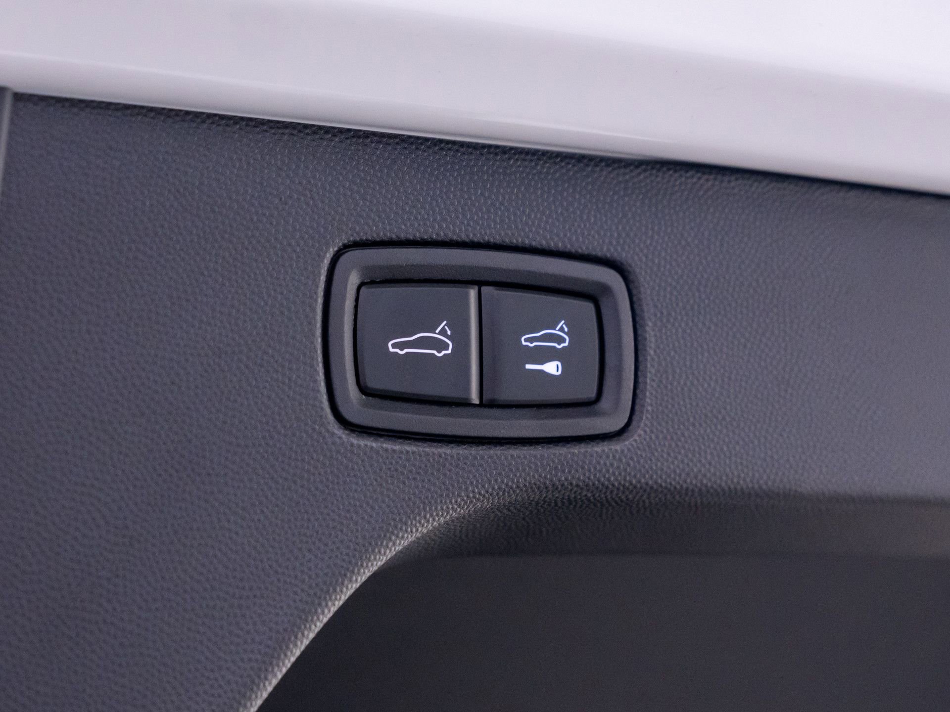 Certified 2025 Porsche Macan 4S Electric image 36