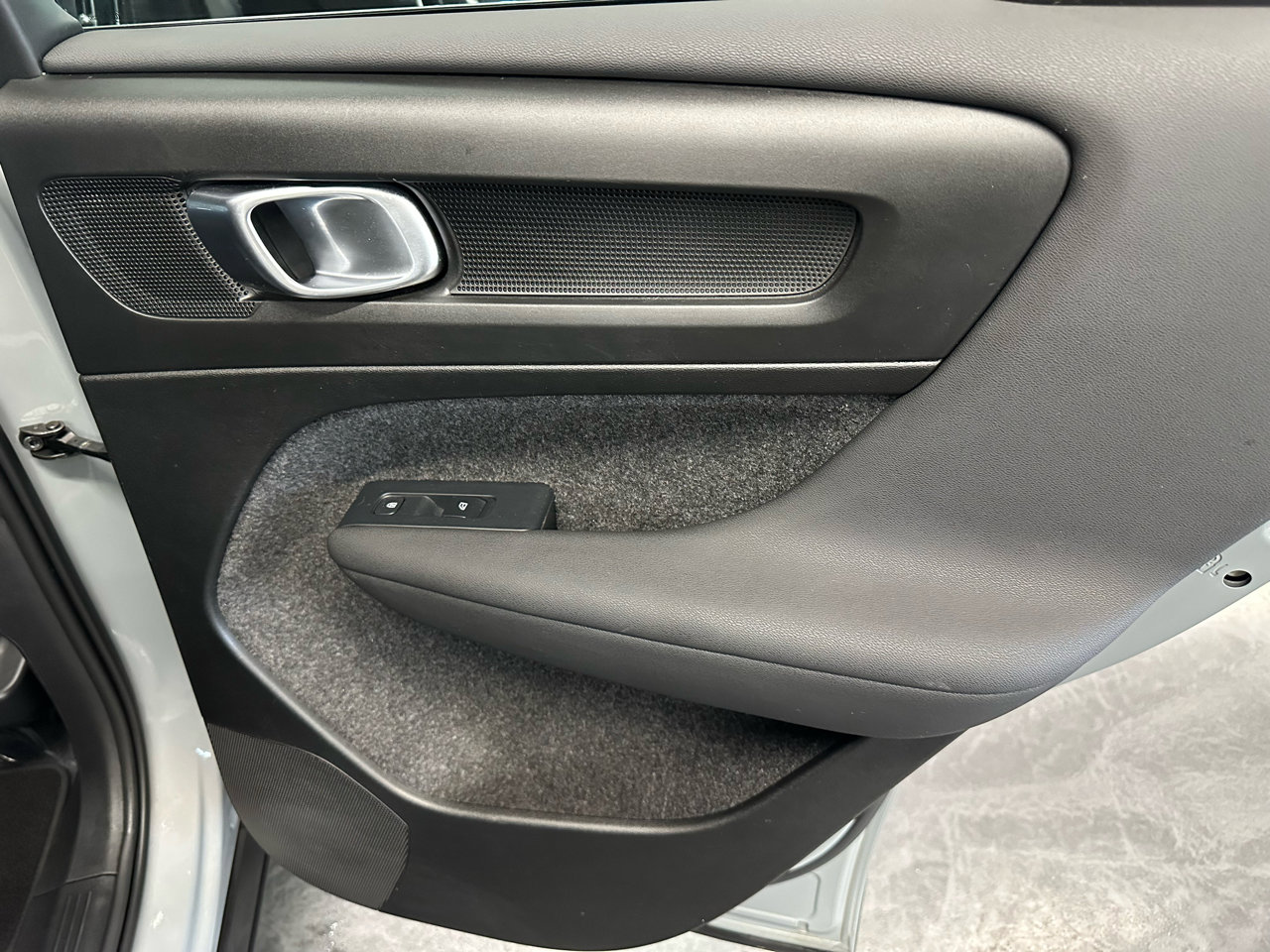 Used 2025 Volvo XC40 B5 Core image 13