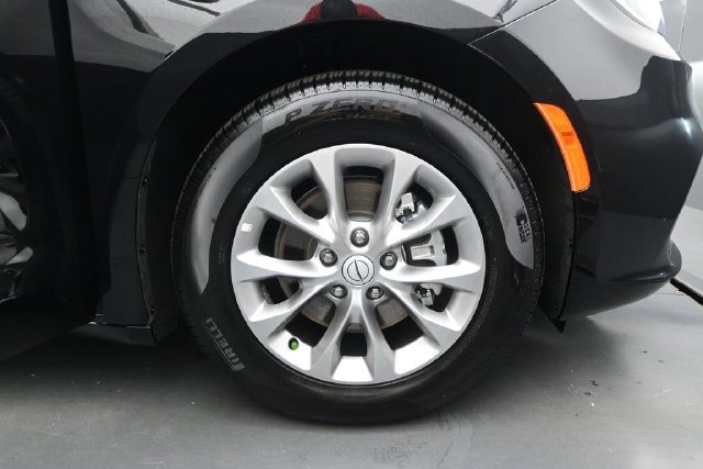Used 2026 Chrysler Pacifica Limited FWD image 17