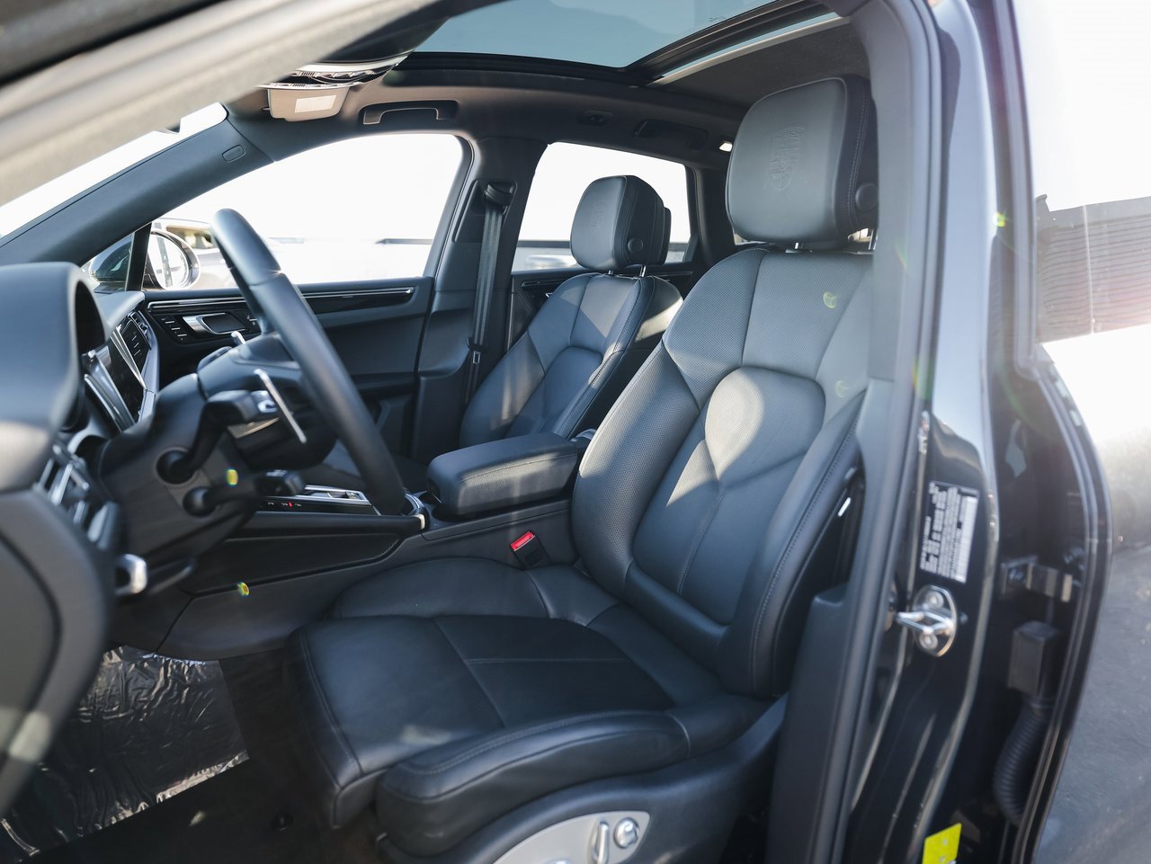 Certified 2025 Porsche Macan image 5