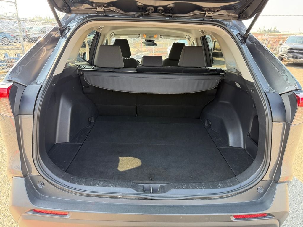 Used 2021 Toyota RAV4 XLE AWD/4WD image 22