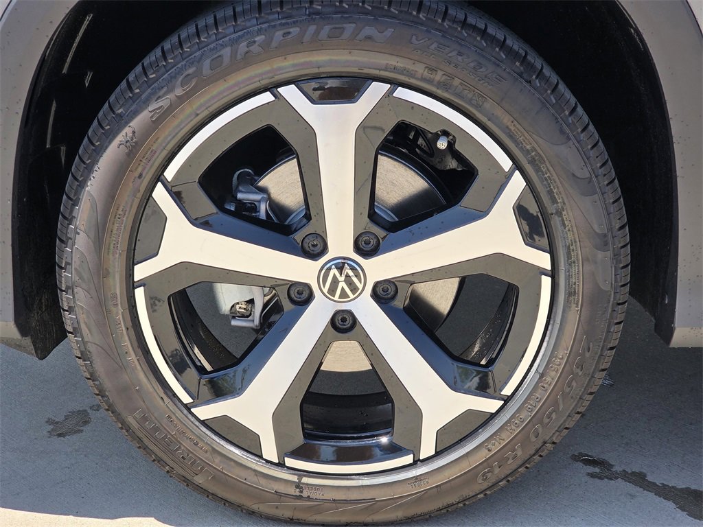 New 2025 Volkswagen Tiguan SE image 8