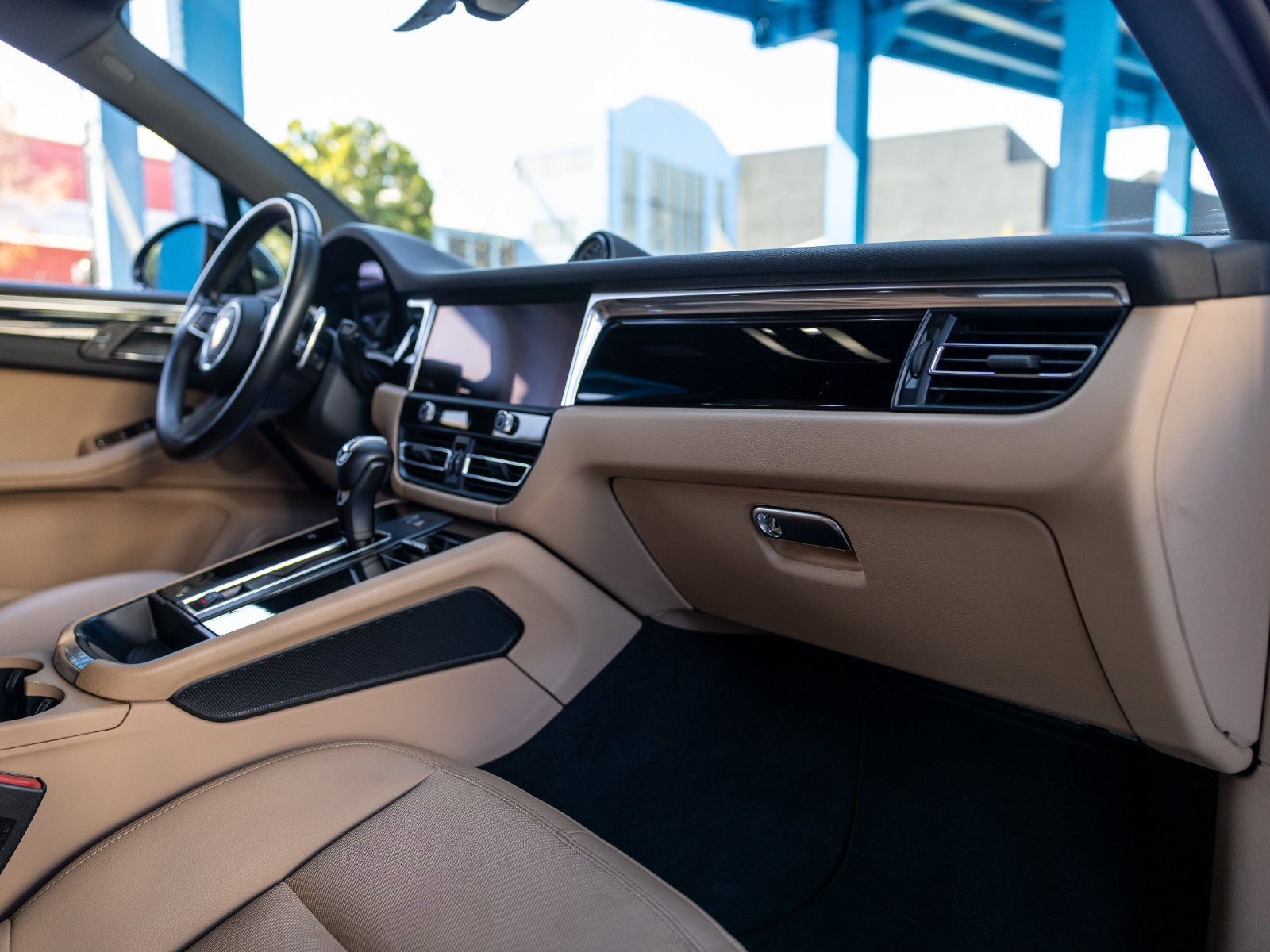 Certified 2023 Porsche Macan AWD/4WD image 32
