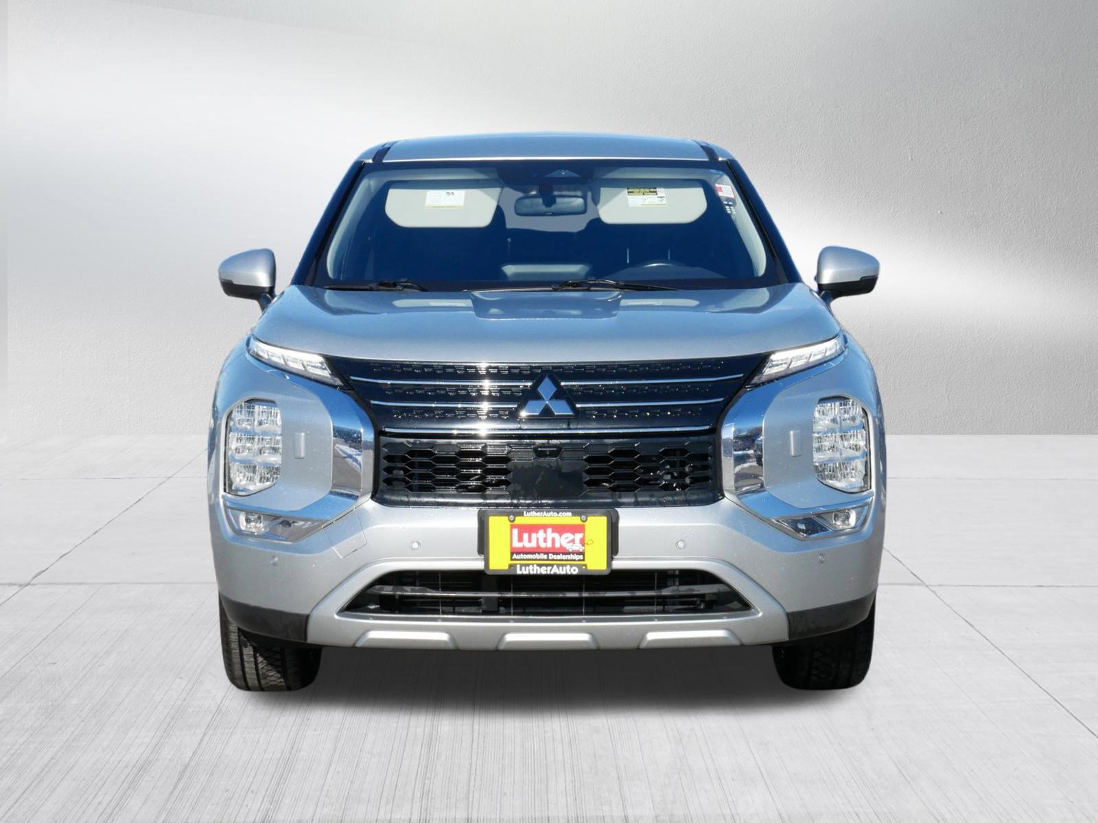 Used 2023 Mitsubishi Outlander SE image 2