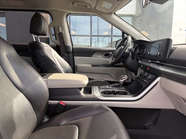 Used 2024 Kia Carnival LX image 11
