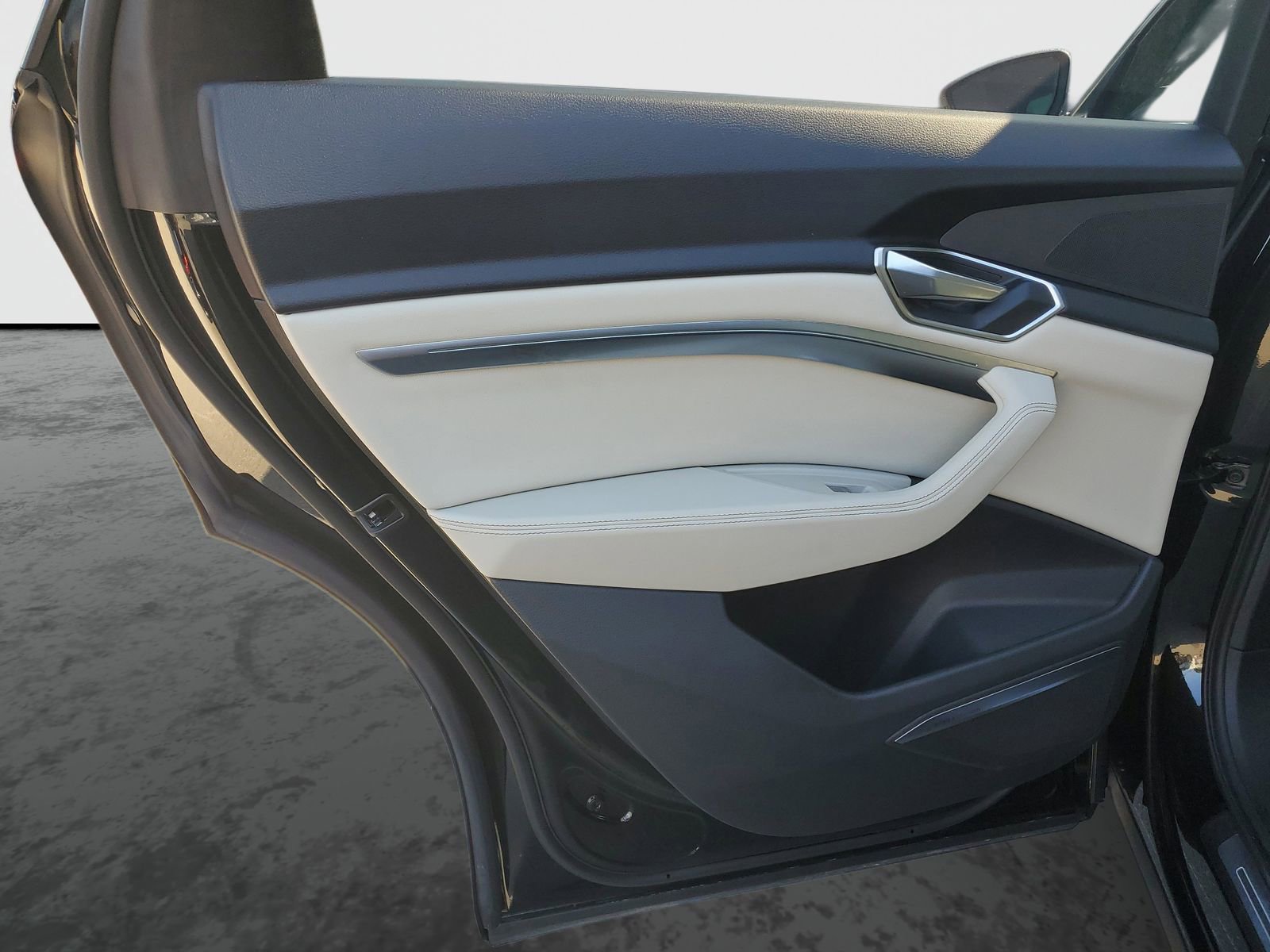 Used 2024 Audi Q8 e-tron Premium Plus w/ Premium Plus Package image 16