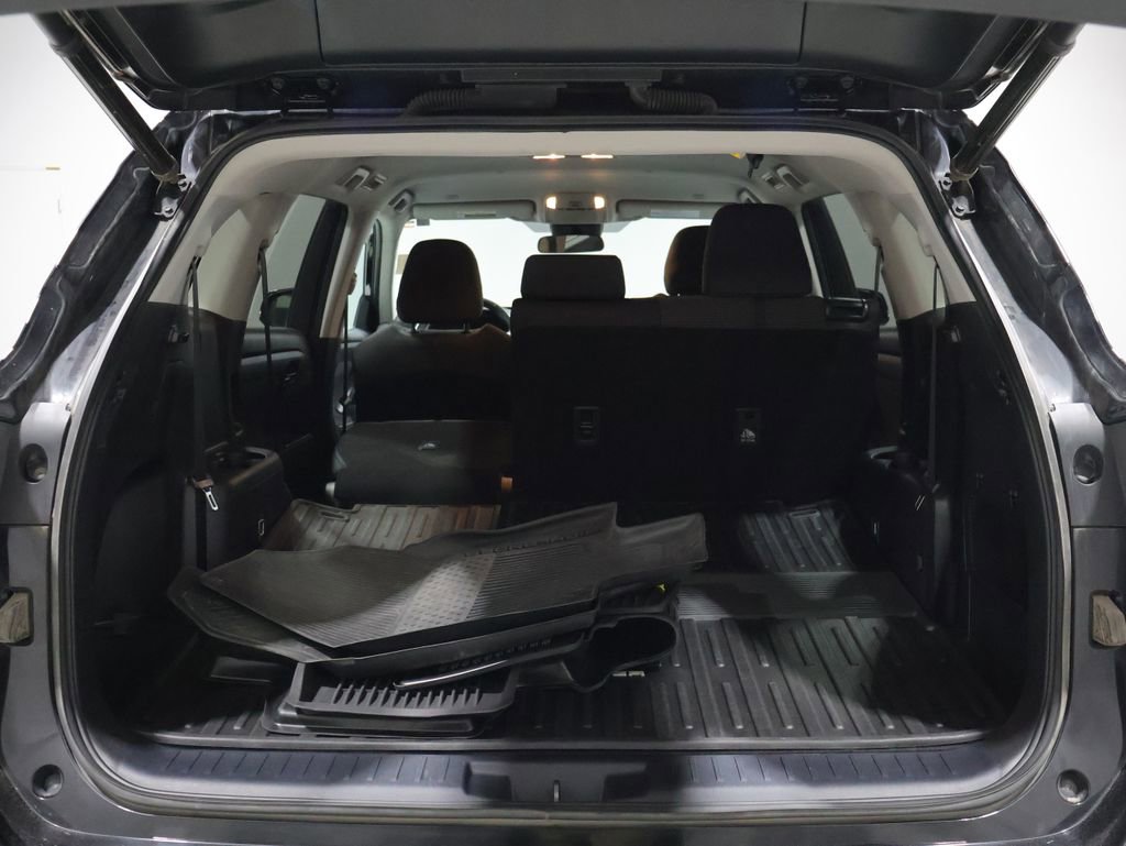 Used 2023 Toyota Highlander LE image 4