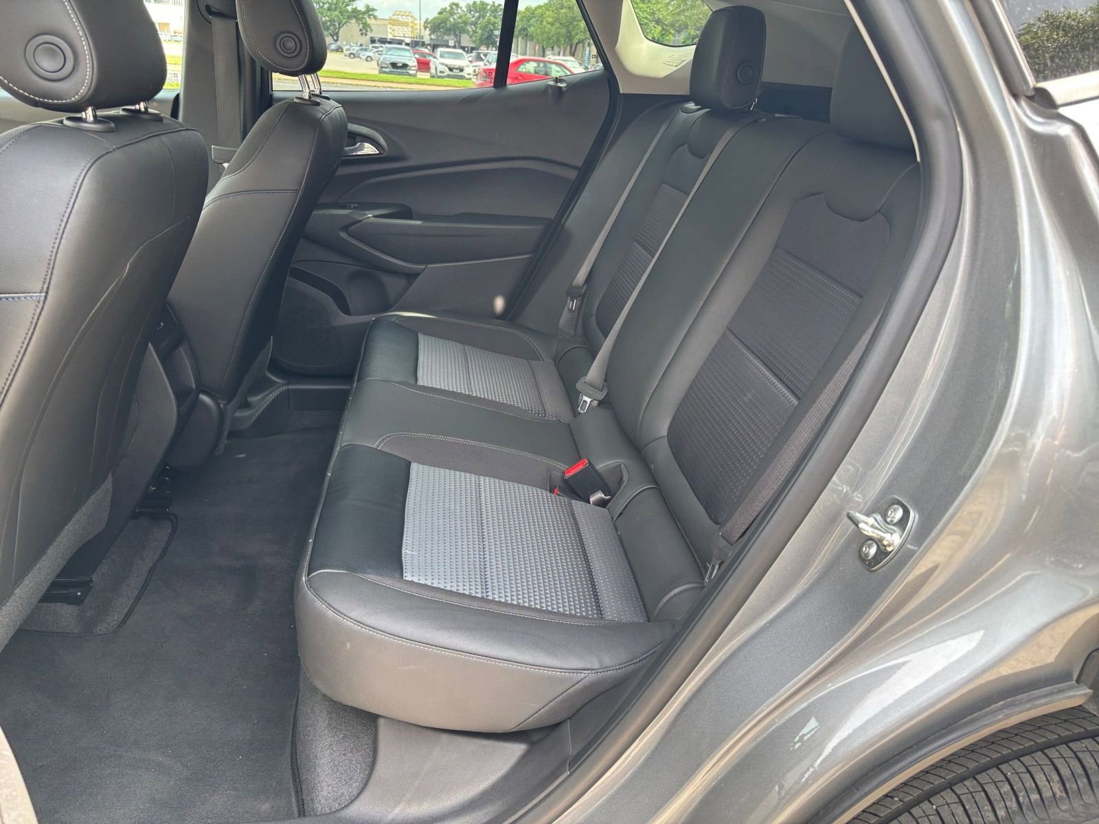Used 2025 Chevrolet Trax LT FWD image 21