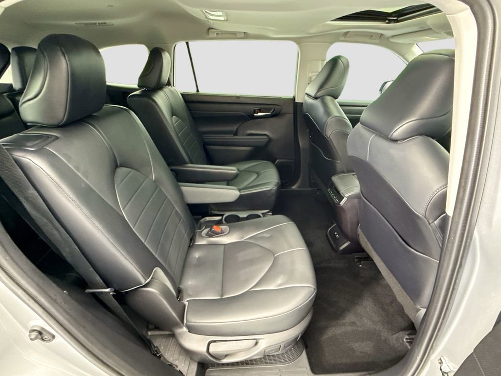 Used 2021 Toyota Highlander XLE FWD image 20