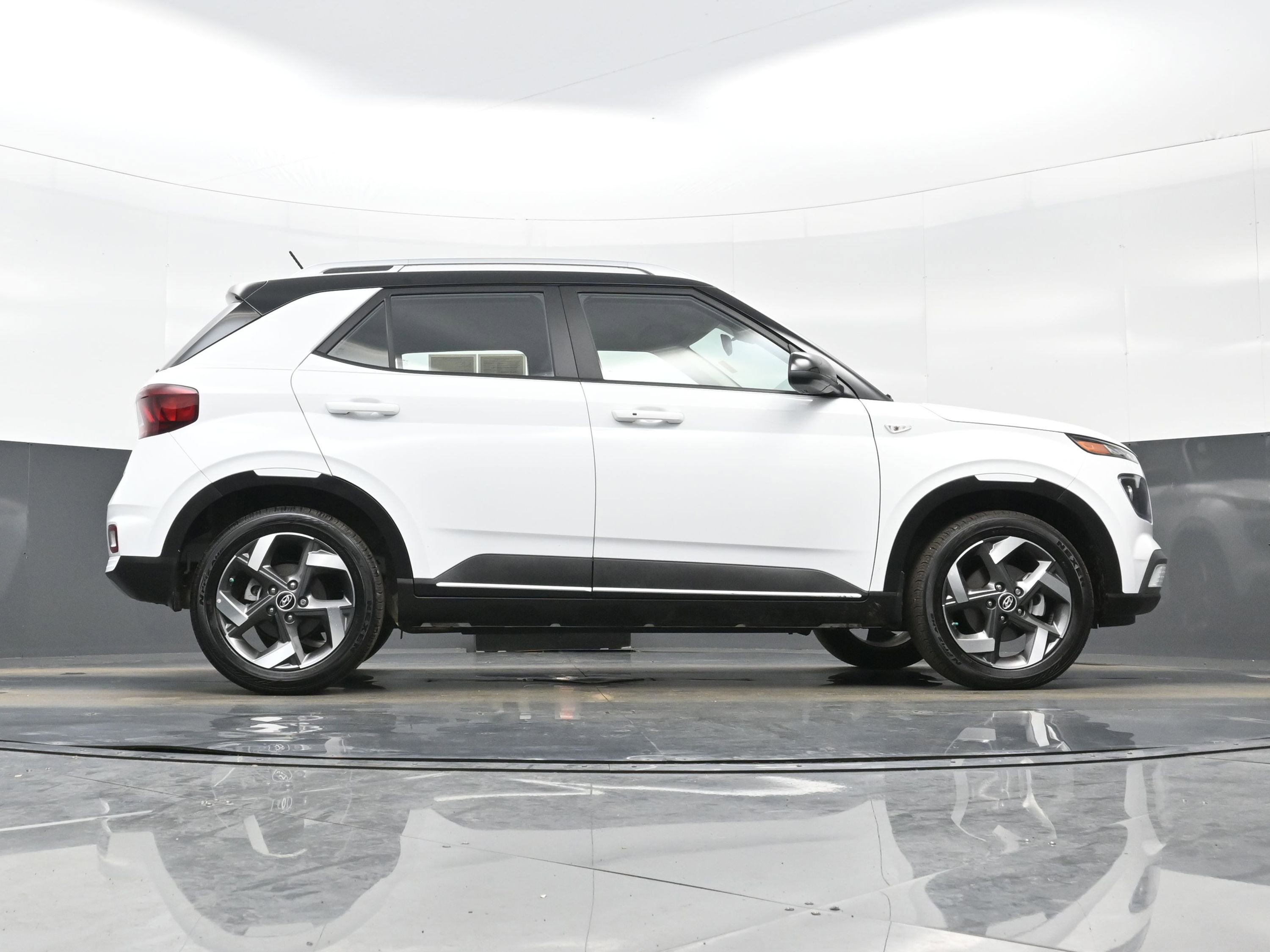 Certified 2025 Hyundai Venue Limited image 31