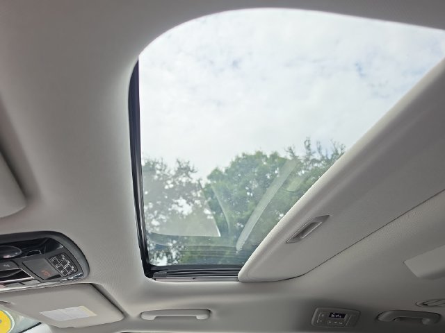 Certified 2025 Kia Carnival SX Prestige FWD image 32