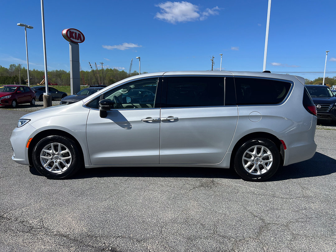 Used 2024 Chrysler Pacifica Touring-L image 2