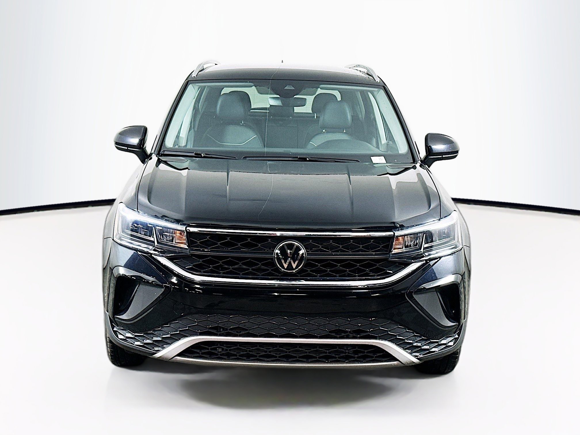 Used 2024 Volkswagen Taos SE image 2