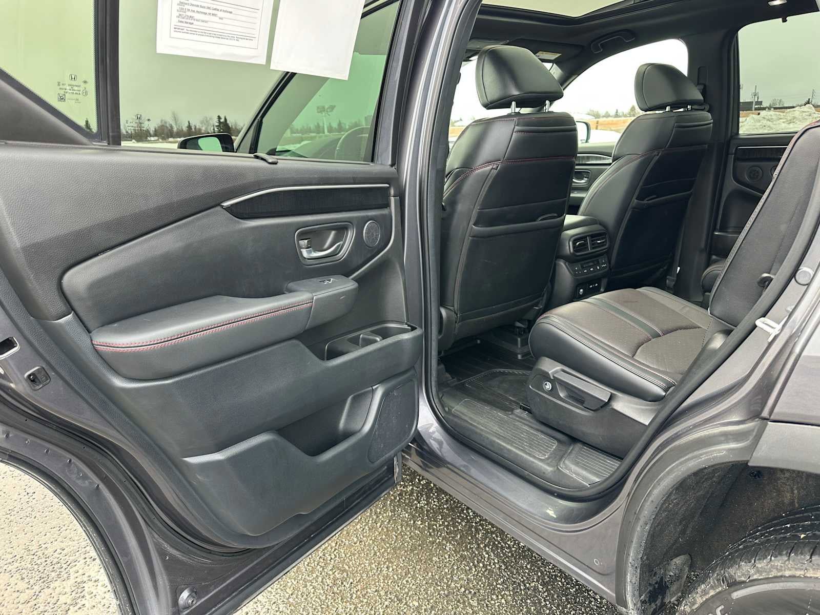 Used 2025 Honda Pilot Black Edition image 14