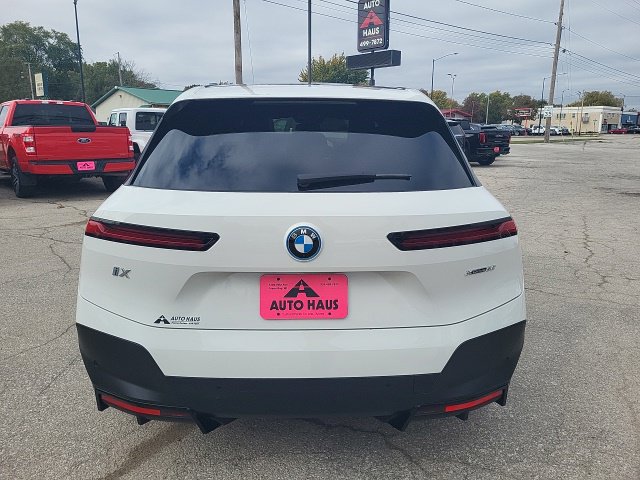 Used 2024 BMW iX xDrive50 w/ Premium Package AWD/4WD image 31
