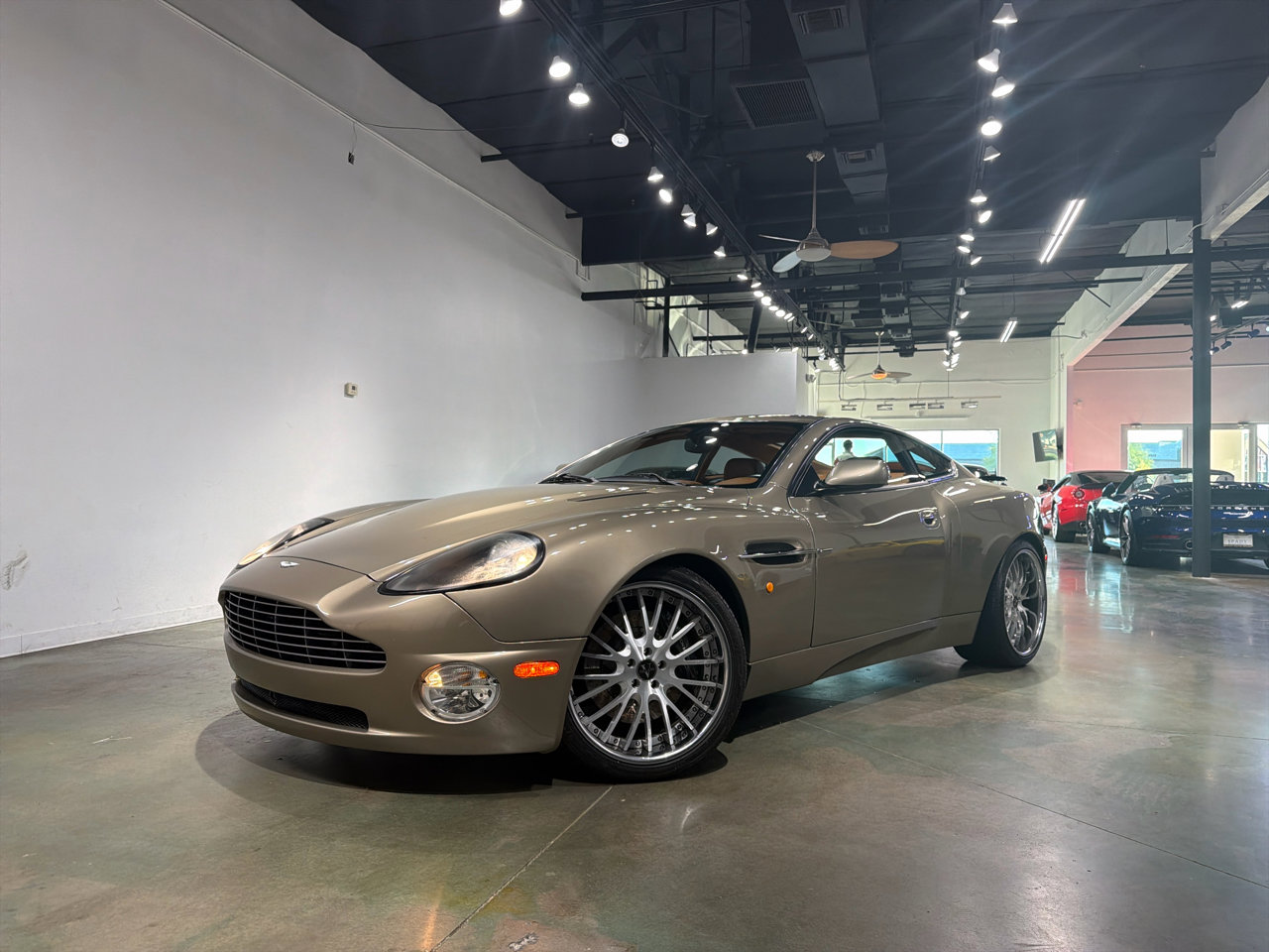 Used 2003 Aston Martin Vanquish Coupe image 2