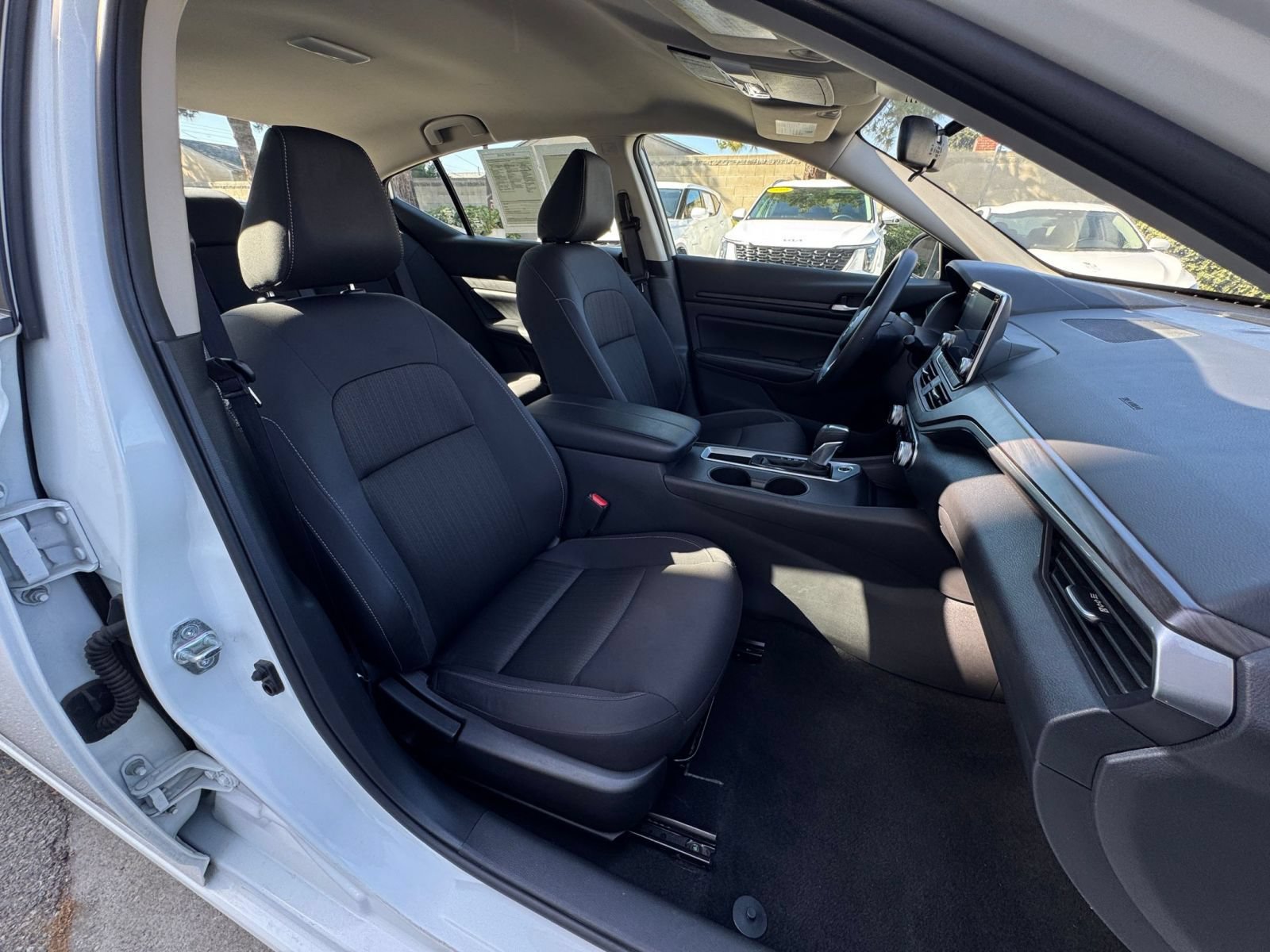Used 2025 Nissan Altima 2.5 SV FWD image 37