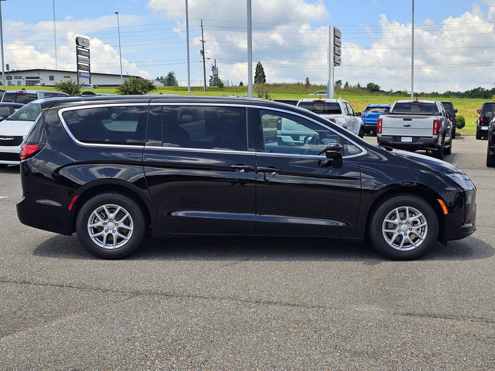 New 2027 Chrysler Pacifica Select FWD image 7