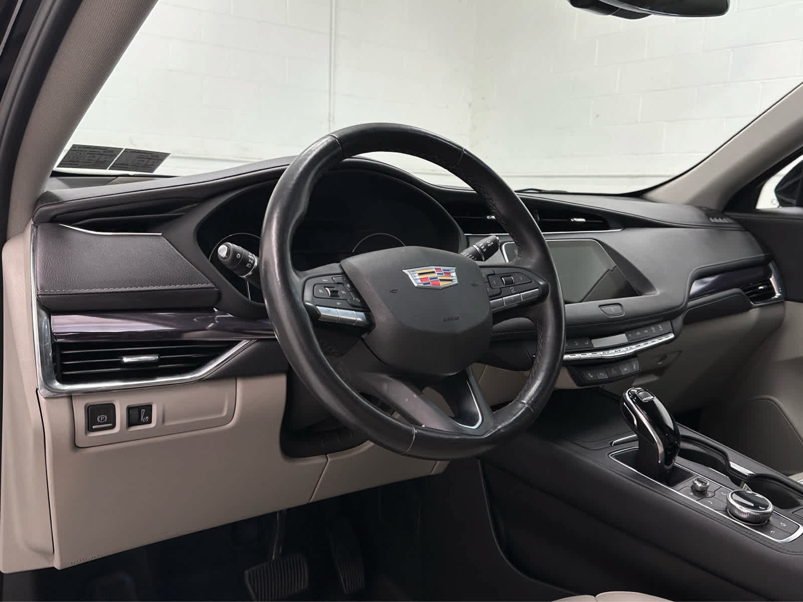 Used 2023 Cadillac XT4 Luxury w/ Cold Weather Package AWD/4WD image 10