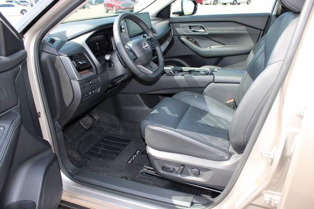 Used 2025 Nissan Rogue Platinum AWD/4WD image 11