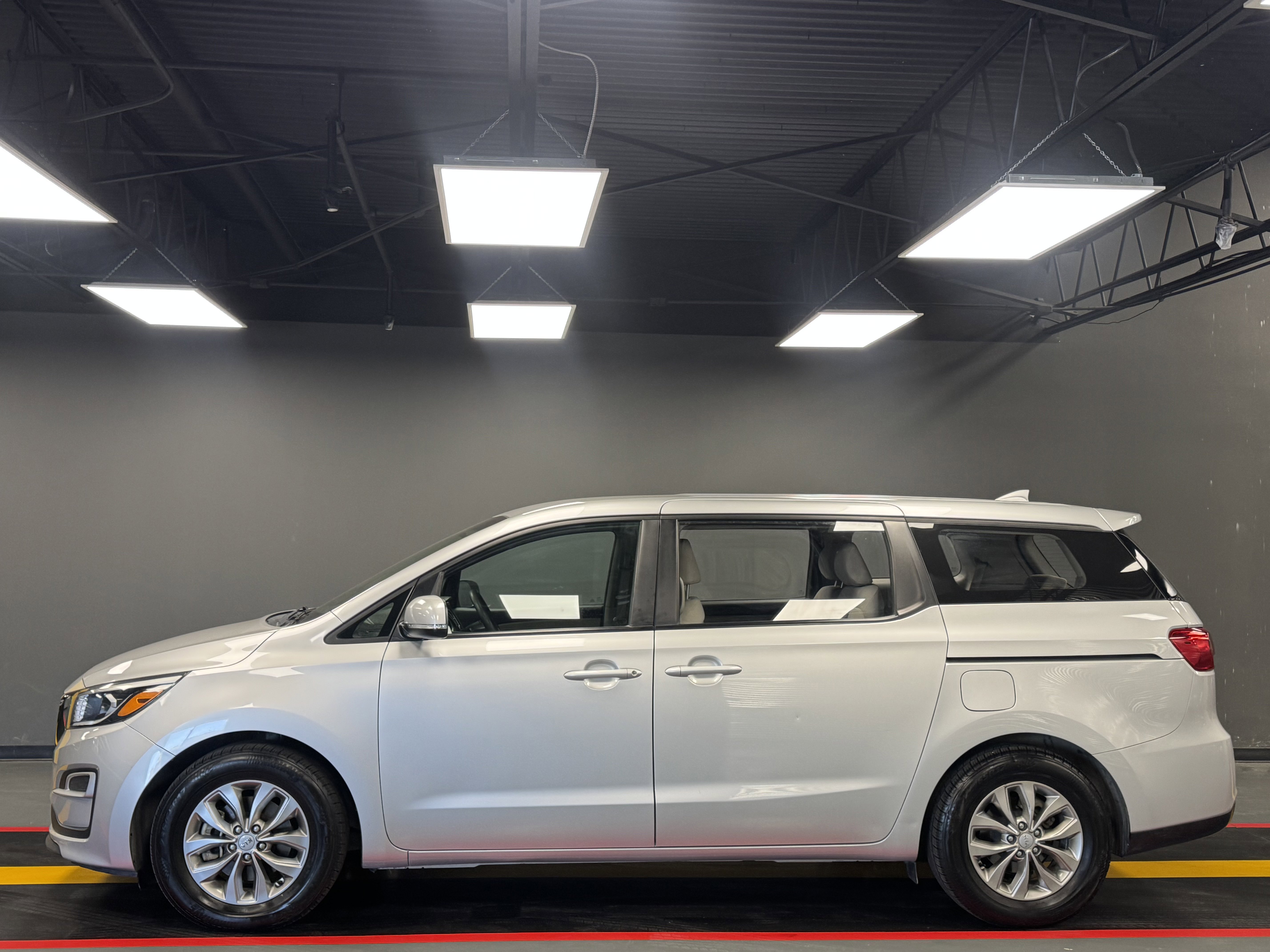 Used 2019 Kia Sedona L FWD image 3