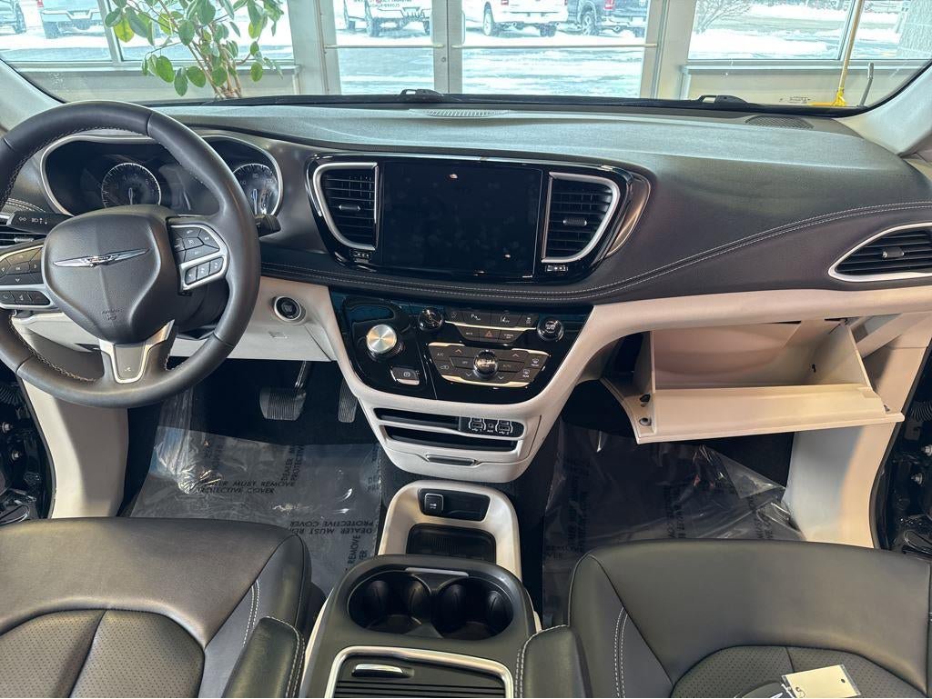 Used 2024 Chrysler Pacifica Touring-L AWD/4WD image 17