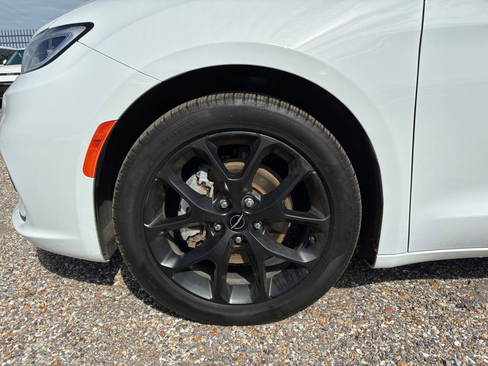 Used 2025 Chrysler Pacifica Limited image 30