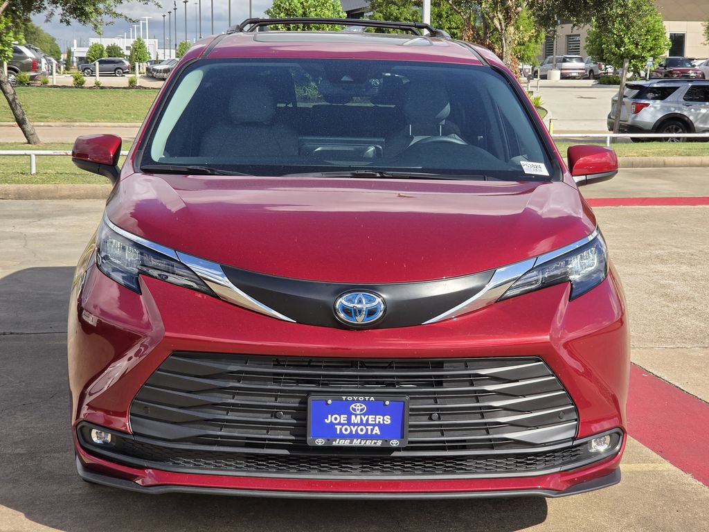 Used 2025 Toyota Sienna XLE FWD image 3